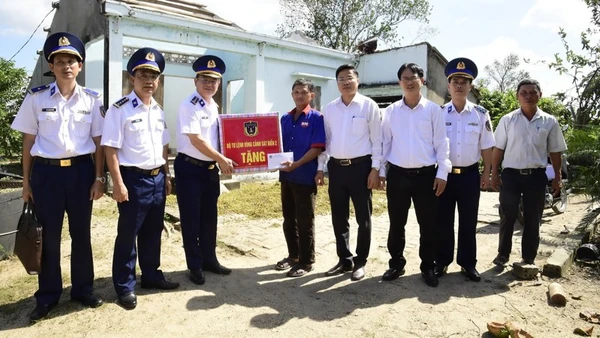 Bộ Tư lệnh Vùng Cảnh sát biển 2 tặng quà, động viên gia đình ông Mạc Tâm Dung, thôn An Hội, xã Bình Hiệp, tỉnh Gia Lai.