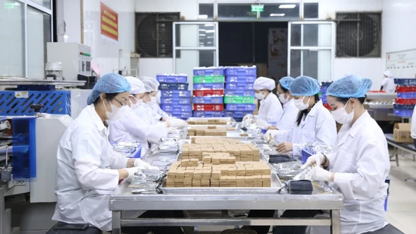 Gần 12 giờ đêm, người lao động Công ty Cổ phần 22 vẫn miệt mài sản xuất để kịp thời hoàn thành 30 tấn lương khô hỗ trợ bà con vùng lũ.