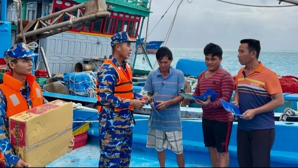 Cán bộ, chiến sĩ đảo Đá Lớn tuyên truyền cho ngư dân về các quy định IUU.