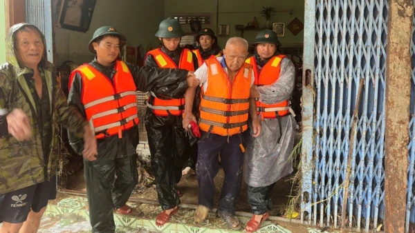 Đưa người dân đến vùng an toàn.