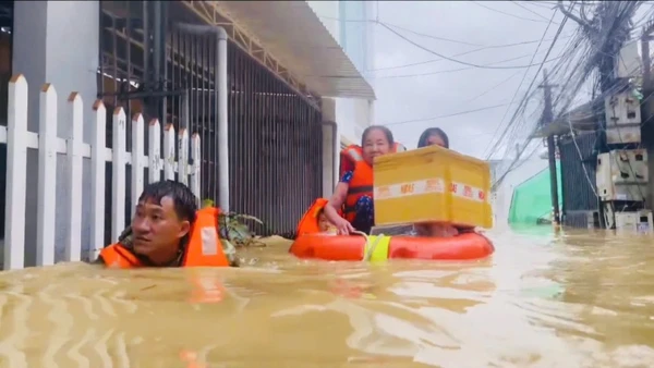 Cán bộ, chiến sĩ Vùng 4 cứu người dân ra khỏi khu vực nguy hiểm đến nơi an toàn.