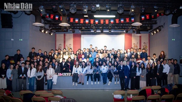 Theo Đại sứ Đinh Toàn Thắng, thanh niên sinh viên Việt Nam tại Pháp có nhiệt huyết rất lớn và nóng lòng đóng góp thiết thực cho đất nước. (Ảnh: KHẢI HOÀN)
