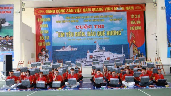 60 em học sinh tham gia cuộc thi: Em yêu biển, đảo quê hương