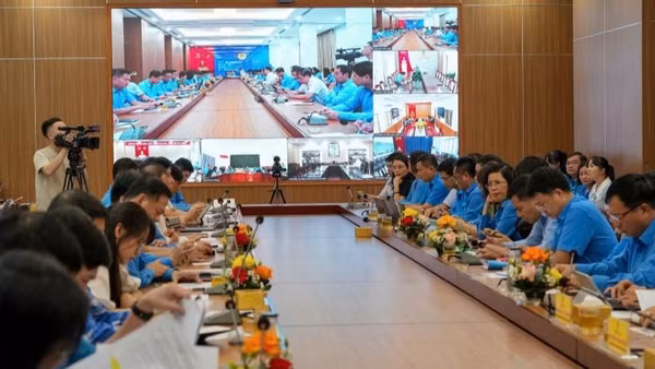 Đây là lần đầu tiên, Hội nghị Ban Chấp hành Tổng Liên đoàn tổ chức với hình thức trực tiếp và trực tuyến 42 điểm cầu. (Ảnh: HỮU CHÁNH)