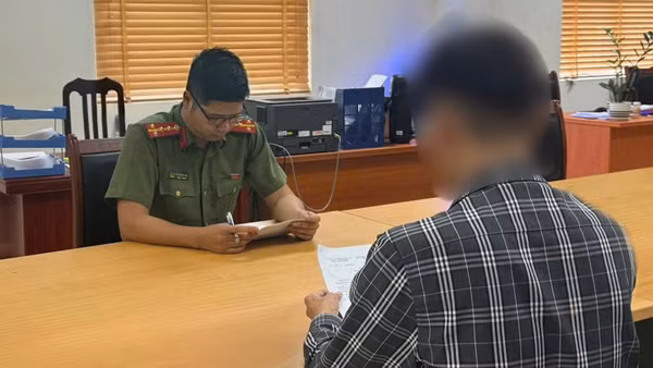 Công an xã Ô Diên làm việc với trường hợp vi phạm.