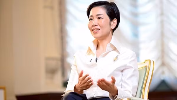 Bà Rachada Dhnadirek thông báo về các biện pháp hỗ trợ người dân và doanh nghiệp. (Ảnh: VĂN PHÒNG THỦ TƯỚNG THÁI LAN)