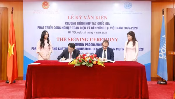 Thứ trưởng Tài chính Trần Quốc Phương và ông Gerd Müller, Tổng Giám đốc UNIDO ký văn kiện Chương trình Hợp tác quốc gia. (Ảnh: thoibaotaichinhvietnam.vn)