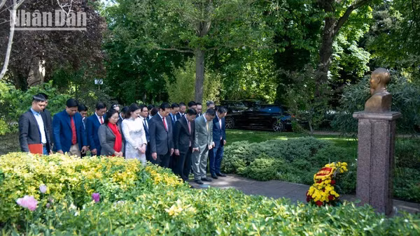 Lễ dâng hoa trước tượng Chủ tịch Hồ Chí Minh ở Pháp nhân dịp kỷ niệm 51 năm Ngày giải phóng miền nam, thống nhất đất nước.