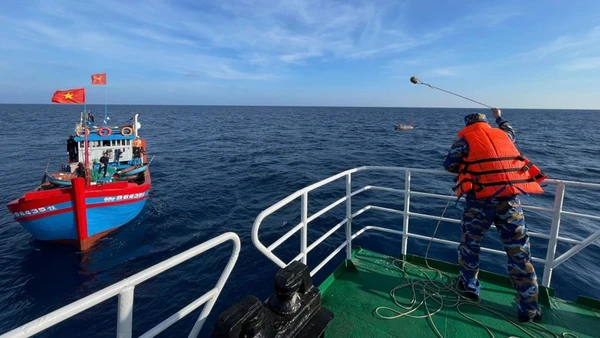 Thả dây neo tàu, để các cử tri tàu cá lên tàu TS-04 thực hiện bầu cử.