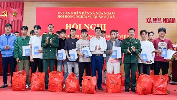 Xã Núa Ngam, tỉnh Điện Biên tặng quà động viên các thanh niên lên đường nhập ngũ.