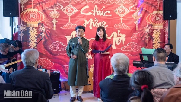 "Sắc màu mùa xuân" thể hiện sức lan tỏa mạnh mẽ của tình yêu quê hương và sức sống của văn hóa Việt nơi đất khách. (Ảnh: MINH DUY)