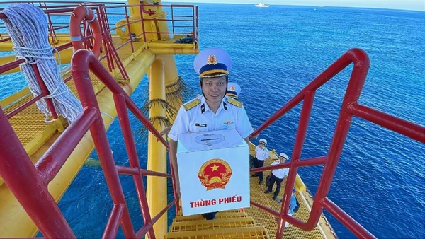 Cán bộ chiến sĩ Vùng 2 Hải quân mang hòm phiếu lên nhà giàn chuẩn bị cho công tác bầu cử.