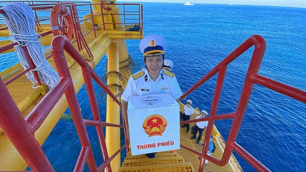 Cán bộ chiến sĩ Vùng 2 Hải Quân mang hòm phiếu lên nhà giàn chuẩn bị cho công tác bầu cử. (Ảnh nhandan.vn)