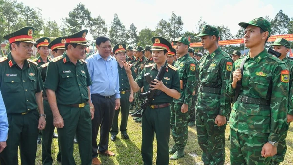 Đại tướng Nguyễn Tân Cương kiểm tra, động viên lực lượng tham gia lễ ra quân huấn luyện.