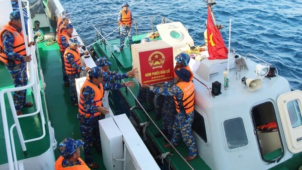 Vượt qua hàng trăm hải lý, hòm phiếu và vật chất bảo đảm đã được vận chuyển an toàn, bàn giao cho các tổ bầu cử trên các đảo.