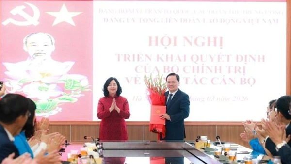 Đồng chí Bùi Thị Minh Hoài trao hoa tặng đồng chí Nguyễn Anh Tuấn.