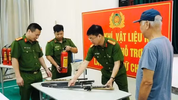 Chương trình "Đổi vũ khí lấy bình chữa cháy" do Công an thành phố Hà Nội tổ chức. (Ảnh minh họa)
