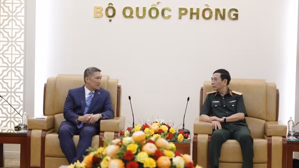 Đại tướng Phan Văn Giang, Ủy viên Bộ Chính trị, Phó Bí thư Quân ủy Trung ương, Phó Thủ tướng Chính phủ, Bộ trưởng Quốc phòng và Quyền Bộ trưởng Bộ Hải quân Hoa Kỳ Hùng Cao tại buổi tiếp.