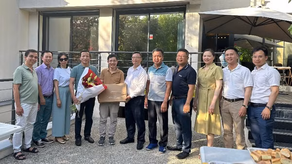 Lãnh đạo các cơ quan đại diện Việt Nam chúc mừng các phóng viên thường trú tại Pháp nhân kỷ niệm 101 năm Ngày Báo chí Cách mạng Việt Nam.