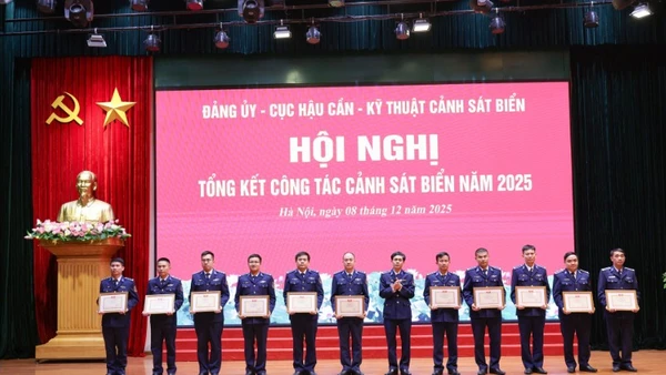 Thủ trưởng Cục Hậu cần-Kỹ thuật trao thưởng cho các tập thể, cá nhân có thành tích xuất sắc trong phong trào thi đua Quyết thắng năm 2025.