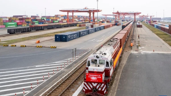 Tàu hàng liên vận chở phụ kiện pin năng lượng mặt trời, link kiện ô-tô xuất phát từ cảng Lô Triều, Thượng Hải, Trung Quốc. (Ảnh: Tân Hoa xã)