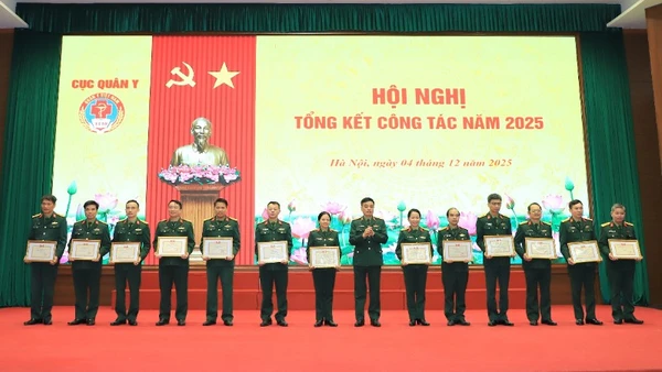 Trao các hình thức khen thưởng tặng tập thể, cá nhân đạt thành tích xuất sắc trong thực hiện nhiệm vụ năm 2025.