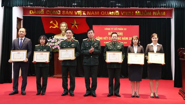 Trao Bằng khen của Tổng cục Hậu cần-Kỹ thuật cho các tập thể, cá nhân đạt thành tích xuất sắc trên các mặt công tác năm 2025.