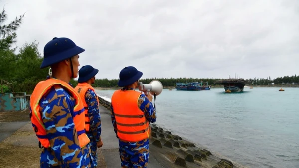 Cán bộ chiến sĩ Đảo Đá tây A tuyên truyền ngư dân vào âu tàu tránh trú áp thấp.