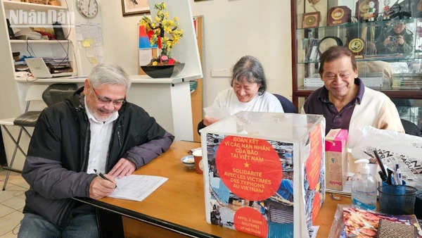 Tính đến ngày 26/10, hoạt động quyên góp ủng hộ nạn nhân bão lũ tại Việt Nam đã thu về gần 20.000 Euro. (Ảnh: MINH DUY)