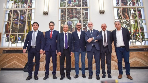 Đại sứ Đinh Toàn Thắng và Chủ tịch CCI tỉnh Pyrénées-Orientales khởi động "bước đi đầu tiên" cho sự hợp tác bền vững giữa Việt Nam và miền Nam nước Pháp. (Ảnh: KHẢI HOÀN)