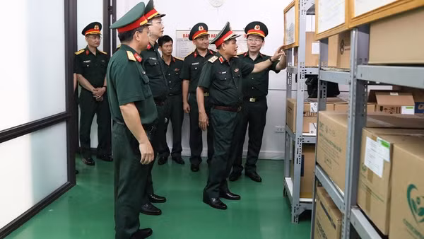 Trung tướng Trần Minh Đức, Chủ nhiệm Tổng cục Hậu cần-Kỹ thuật kiểm tra kho thuốc thuộc Kho Hậu cần tổng hợp, Cục Hậu cần-Kỹ thuật Quân khu 3.