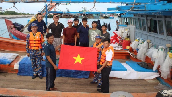 Cán bộ, chiến sĩ chằng néo phương tiện, di chuyển người và tài sản đến nơi an toàn tại các đảo.