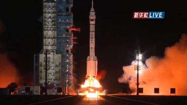 Tên lửa đẩy Trường Chinh 2F mang theo tàu vũ trụ Thần Châu 21 rời bệ phóng. (Ảnh: TÂN HOA xã)