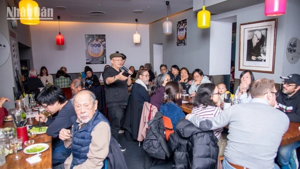 Bữa cơm cộng đồng đoàn kết hướng về các nạn nhân bão lũ lần thứ hai tiếp tục thu hút sự tham gia của đông đảo kiều bào tại Pháp. (Ảnh: KHẢI HOÀN)