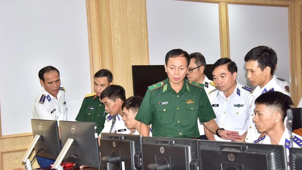 Đoàn Công tác Bộ Quốc phòng kiểm tra tại Trung tâm Chỉ huy Bộ Tư lệnh Vùng Cảnh sát biển 4.