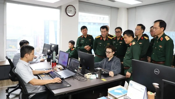 Đoàn công tác kiểm tra các phòng chuyên môn của Viện.