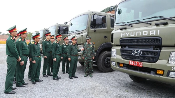 Trung tướng Trần Minh Đức trao đổi kinh nghiệm công tác bảo quản phương tiện.