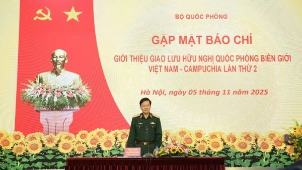 Trung tướng Nguyễn Văn Đức, Cục trưởng Tuyên huấn chủ trì gặp mặt báo chí. 