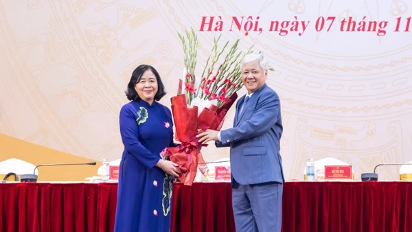 Đồng chí Đỗ Văn Chiến tặng hoa chúc mừng đồng chí Bùi Thị Minh Hoài. 