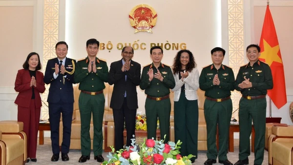 Đại tướng Phan Văn Giang, Đại sứ Jaya Ratnam và các đại biểu tại cuộc tiếp.