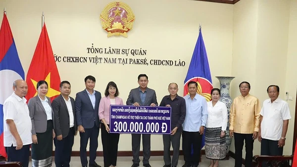 Tỉnh Champasak hỗ trợ thành phố Huế 300 triệu đồng khắc phục hậu quả thiên tai. (Ảnh: Cộng tác viên)