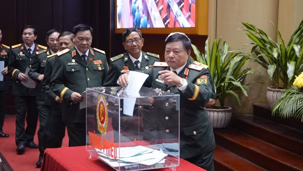 Các đại biểu bỏ phiếu bầu Ban Chấp hành Trung ương Hội Cựu chiến binh Việt Nam khóa VIII.