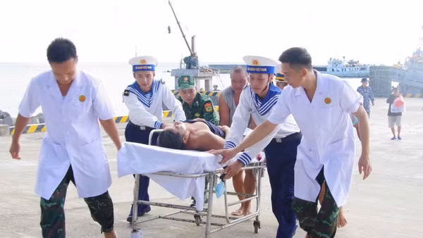 Kịp thời đưa người bệnh vào Bệnh xá đảo Trường Sa cấp cứu.