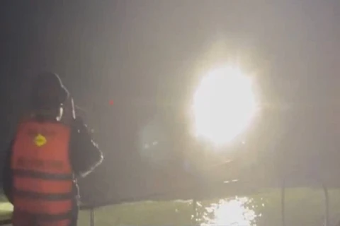 [Video] Quảng Trị: Cứu sống 2 ngư dân bị chìm tàu trên biển 