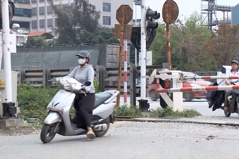 Vẫn còn nhiều người dân thờ ơ với hành lang an toàn giao thông đường sắt.