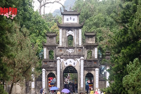 [Video] 25.000 lượt du khách trẩy hội Chùa Hương trong hai ngày đầu năm mới