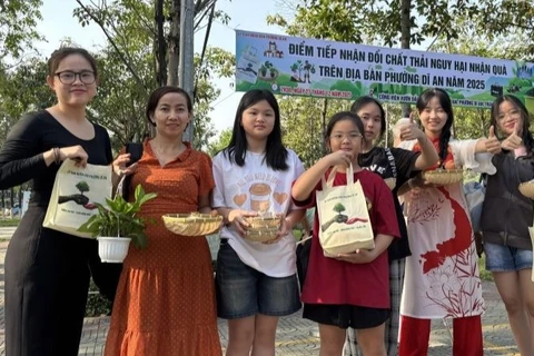 Chương trình "Đổi rác thải nguy hại nhận quà" ở phường Dĩ An thu hút đông đảo người dân tham gia. 