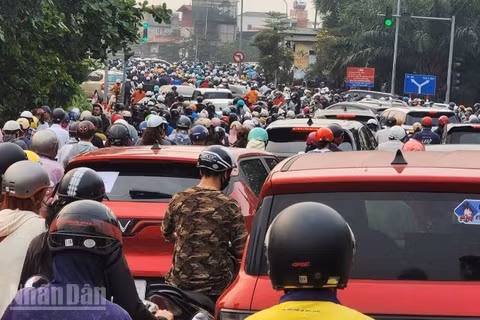 Áp lực giao thông tăng cao tại các khu vực chung quanh cầu Long Biên và các cây cầu lân cận. (Ảnh: LÊ ĐỨC)