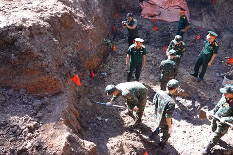 [Video] Phát hiện thêm 14 bộ hài cốt liệt sĩ tại Công viên Lê Thị Riêng