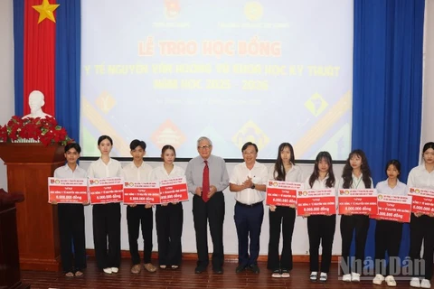 Trao học bổng cho các sinh viên vượt khó.